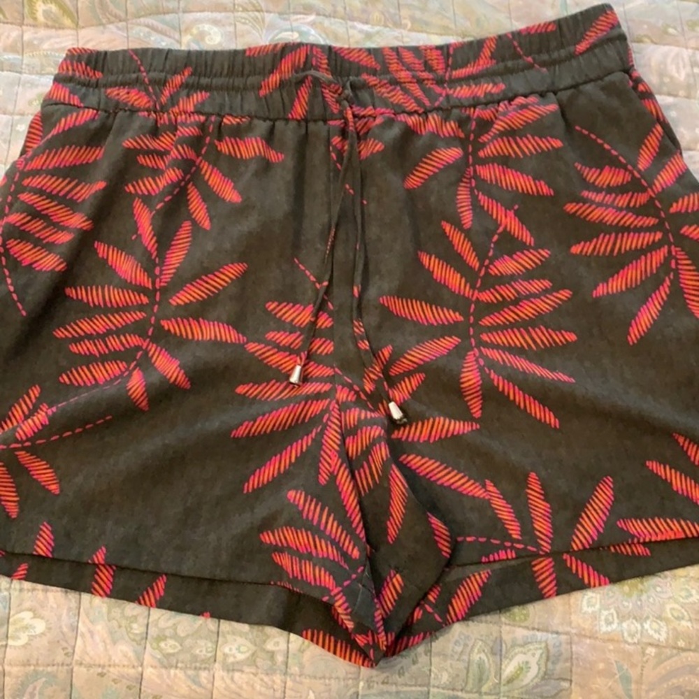 Like new! Xxl island vibe shorts with tie waist